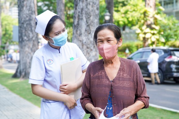 Nghề điều dưỡng: Áp lực, sợ hãi và hành trình giữ lấy sự sống