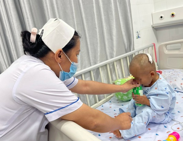 Nghề điều dưỡng: Áp lực, sợ hãi và hành trình giữ lấy sự sống