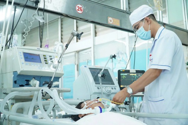 Nghề điều dưỡng: Áp lực, sợ hãi và hành trình giữ lấy sự sống