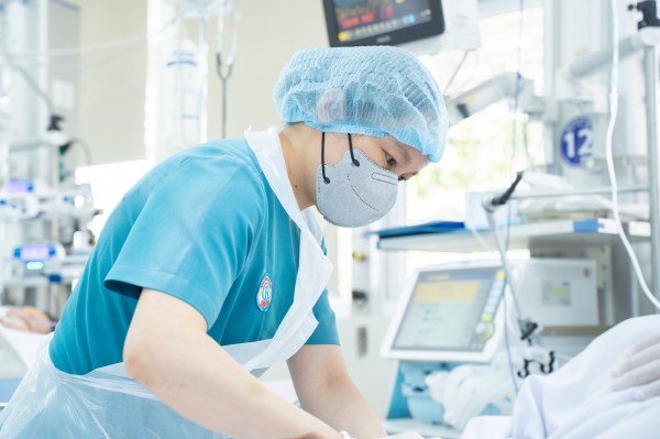 Nghề điều dưỡng: Áp lực, sợ hãi và hành trình giữ lấy sự sống