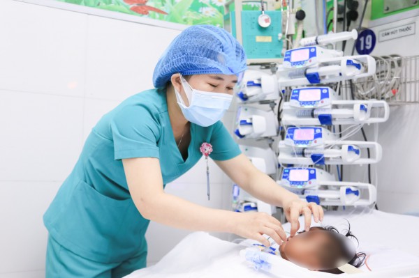 Nghề điều dưỡng: Áp lực, sợ hãi và hành trình giữ lấy sự sống