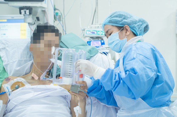 Nghề điều dưỡng: Áp lực, sợ hãi và hành trình giữ lấy sự sống