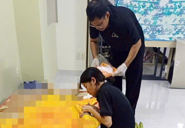 Nghề làm đẹp cho người chết: Cô gái mồ côi vào nghề từ tuổi 14 Nghề làm đẹp cho người chết: Cô gái mồ côi vào nghề từ tuổi 14