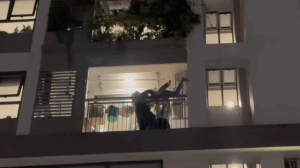 'Nghẹt thở' cảnh giải cứu nam thanh niên kẹt ở thanh đà thông tầng chung cư