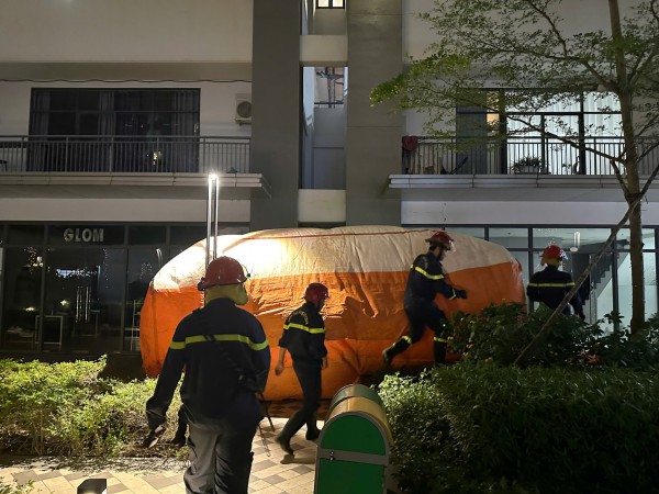 'Nghẹt thở' cảnh giải cứu nam thanh niên kẹt ở thanh đà thông tầng chung cư