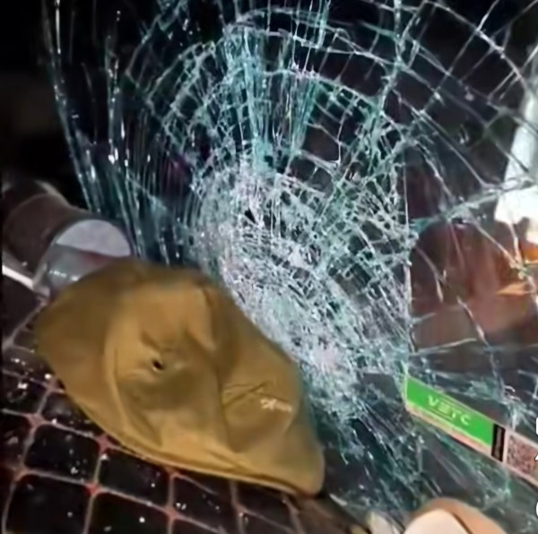 Nghi bị ném đá, hàng loạt xe tải vỡ kính trên cao tốc qua Quảng Trị