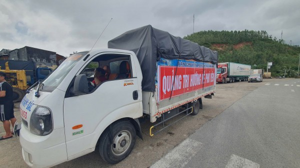 Nghĩa tình Quảng Trị vào rốn lũ Phú Yên, 'người gửi vài trăm nghìn'