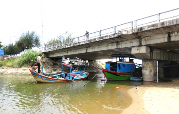 Ngư dân Khánh Hòa chạy đua phòng chống bão số 13 Kalmaegi Ngư dân Khánh Hòa chạy đua phòng chống bão số 13 Kalmaegi