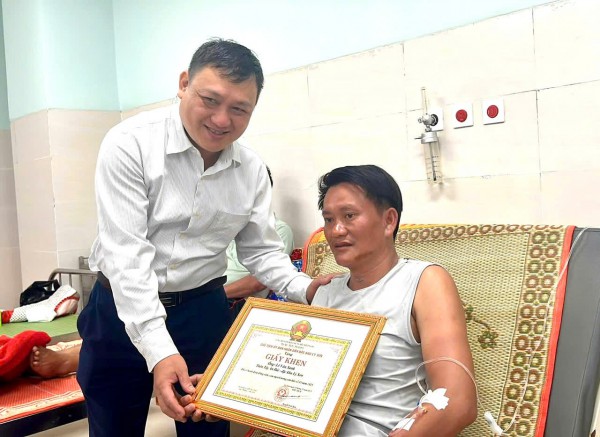 Ngư dân Lý Sơn dũng cảm cứu người: 'Lúc đó không kịp sợ' Ngư dân Lý Sơn dũng cảm cứu người: 'Lúc đó không kịp sợ'