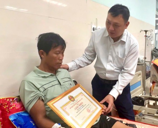 Ngư dân Lý Sơn dũng cảm cứu người: 'Lúc đó không kịp sợ' Ngư dân Lý Sơn dũng cảm cứu người: 'Lúc đó không kịp sợ'