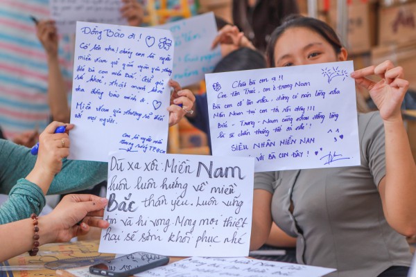 Người TP.HCM tập kết hàng gửi vùng lũ miền Bắc: 'Nơi nào cũng là người một nhà'