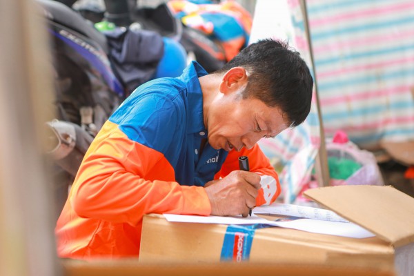 Người TP.HCM tập kết hàng gửi vùng lũ miền Bắc: 'Nơi nào cũng là người một nhà'