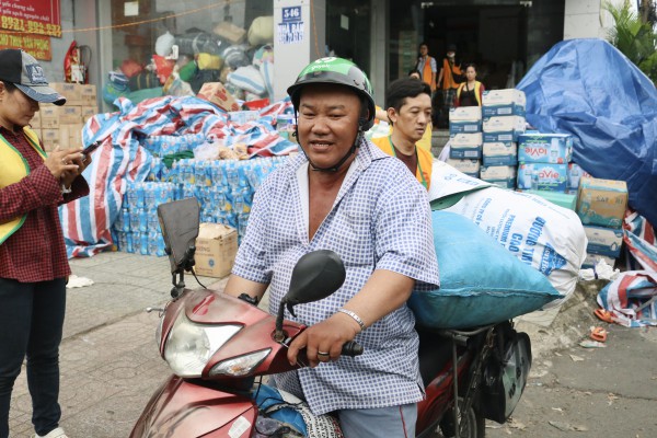 Người TP.HCM tập kết hàng gửi vùng lũ miền Bắc: 'Nơi nào cũng là người một nhà'
