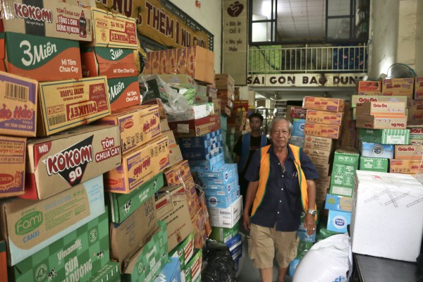 Người TP.HCM tập kết hàng gửi vùng lũ miền Bắc: 'Nơi nào cũng là người một nhà'