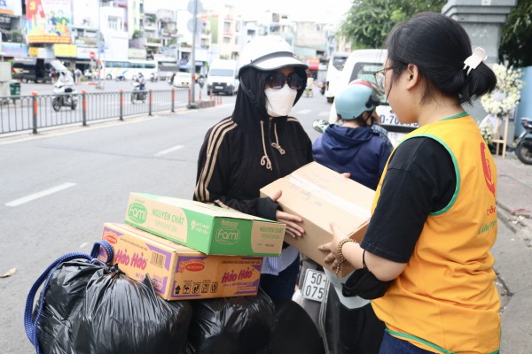 Người TP.HCM tập kết hàng gửi vùng lũ miền Bắc: 'Nơi nào cũng là người một nhà'