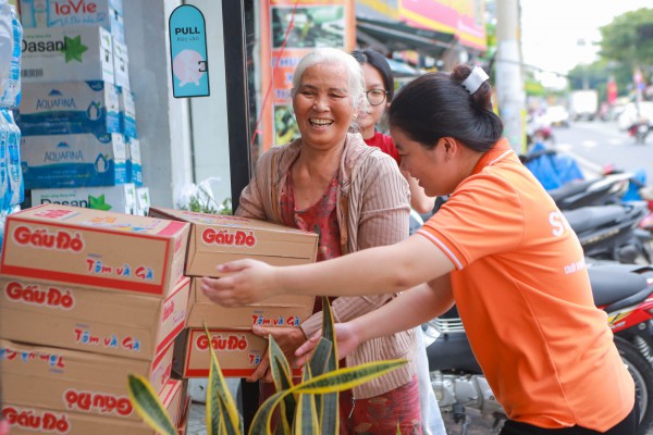 Người TP.HCM tập kết hàng gửi vùng lũ miền Bắc: 'Nơi nào cũng là người một nhà'