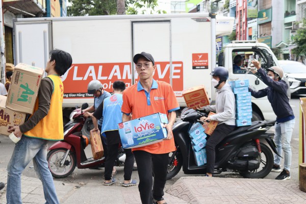 Người TP.HCM tập kết hàng gửi vùng lũ miền Bắc: 'Nơi nào cũng là người một nhà'