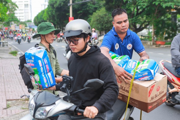 Người TP.HCM tập kết hàng gửi vùng lũ miền Bắc: 'Nơi nào cũng là người một nhà'
