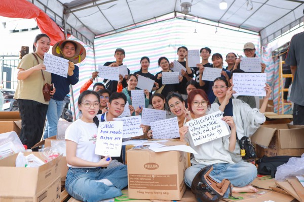 Người TP.HCM tập kết hàng gửi vùng lũ miền Bắc: 'Nơi nào cũng là người một nhà'