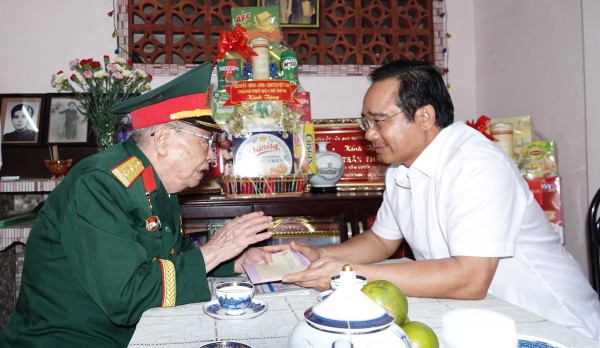 Người có công ở TP.HCM đi về nguồn bằng máy bay, phòng nghỉ 2 triệu đồng/ngày Người có công ở TP.HCM đi về nguồn bằng máy bay, phòng nghỉ 2 triệu đồng/ngày