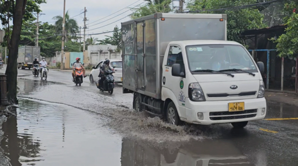 Người dân Nhị Bình, Hóc Môn: Hễ mưa là 'được' lội nước