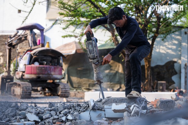 Người dân TP.HCM dỡ nhà, nhường đất mở rộng quốc lộ 13 Người dân TP.HCM dỡ nhà, nhường đất mở rộng quốc lộ 13