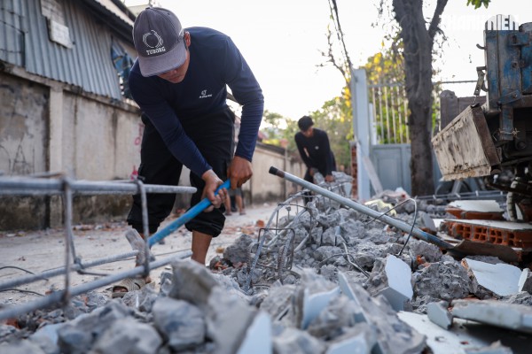 Người dân TP.HCM dỡ nhà, nhường đất mở rộng quốc lộ 13 Người dân TP.HCM dỡ nhà, nhường đất mở rộng quốc lộ 13