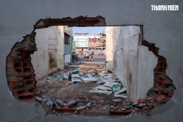 Người dân TP.HCM dỡ nhà, nhường đất mở rộng quốc lộ 13 Người dân TP.HCM dỡ nhà, nhường đất mở rộng quốc lộ 13