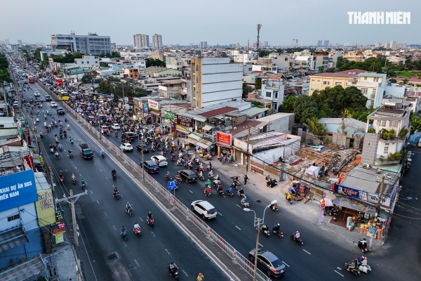 Người dân TP.HCM dỡ nhà, nhường đất mở rộng quốc lộ 13 Người dân TP.HCM dỡ nhà, nhường đất mở rộng quốc lộ 13