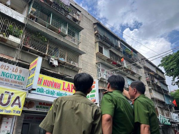 Người dân TP.HCM đồng thuận tháo dỡ 'chuồng cọp'