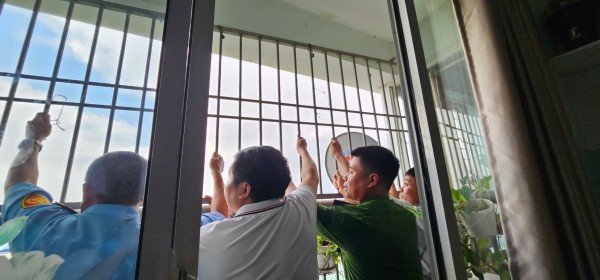 Người dân TP.HCM đồng thuận tháo dỡ 'chuồng cọp'