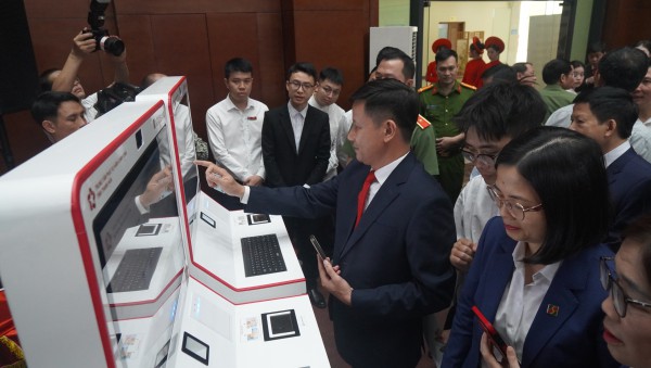Người dân chỉ mất 3 phút để chứng thực giấy tờ với kiosk thông minh,