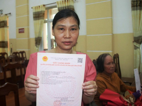 Người dân hồ hởi nhận sổ hồng sau 1 tháng chính quyền 2 cấp vận hành