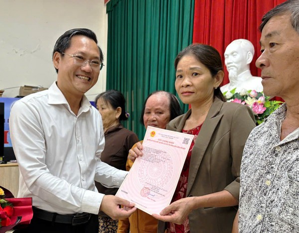 Người dân hồ hởi nhận sổ hồng sau 1 tháng chính quyền 2 cấp vận hành