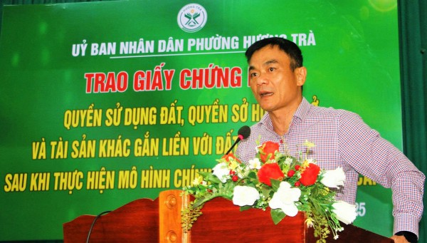 Người dân hồ hởi nhận sổ hồng sau 1 tháng chính quyền 2 cấp vận hành