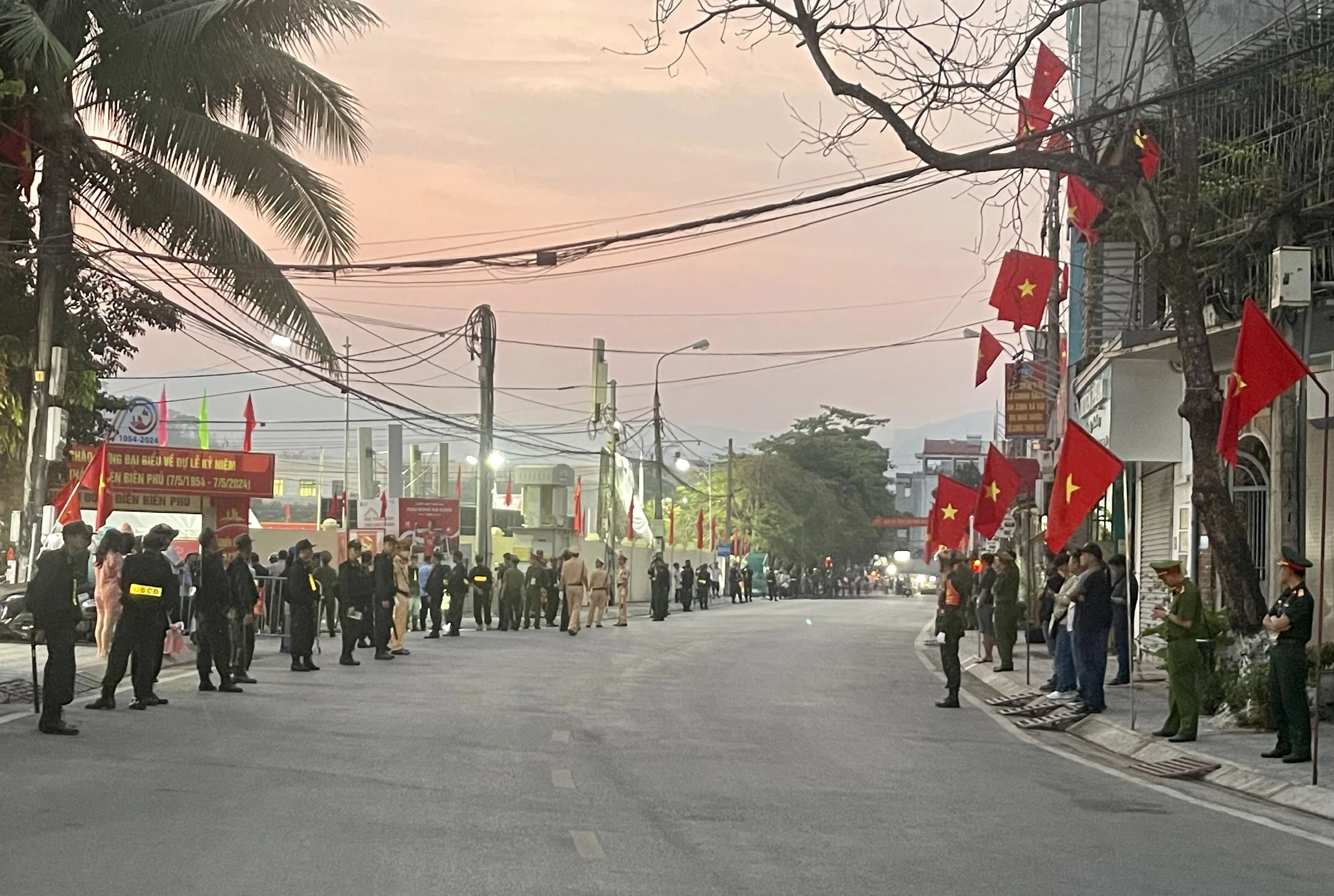 Người dân không ngủ, chờ xem lễ tổng duyệt 70 năm chiến thắng Điện Biên Phủ