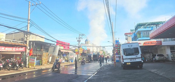 Người dân ngất xỉu vì cháy xưởng bóng đèn ở TP.HCM lúc rạng sáng