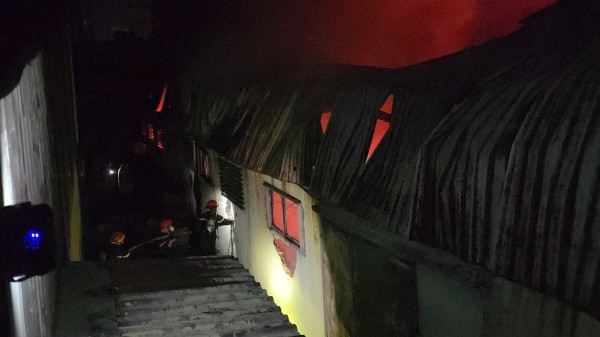 Người dân ngất xỉu vì cháy xưởng bóng đèn ở TP.HCM lúc rạng sáng