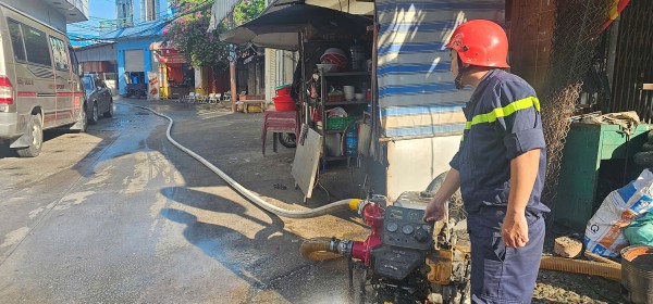 Người dân ngất xỉu vì cháy xưởng bóng đèn ở TP.HCM lúc rạng sáng