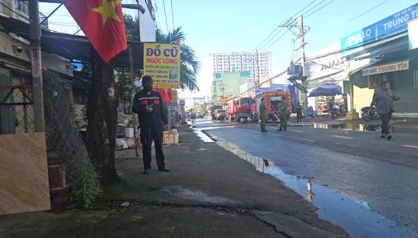 Người dân ngất xỉu vì cháy xưởng bóng đèn ở TP.HCM lúc rạng sáng