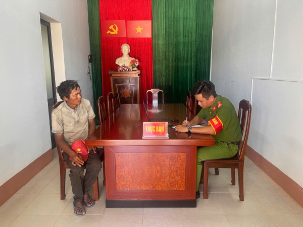 Người đàn ông đi lạc 10 ngày được công an hỗ trợ đưa về quê Người đàn ông đi lạc 10 ngày được công an hỗ trợ đưa về quê