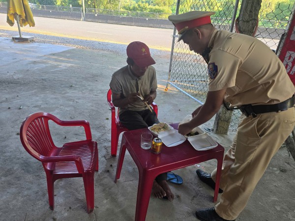 Người đàn ông đi lạc 10 ngày được công an hỗ trợ đưa về quê Người đàn ông đi lạc 10 ngày được công an hỗ trợ đưa về quê