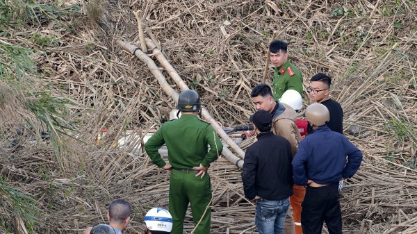 Người đàn ông tử vong trên ghe ở sông Trà Khúc Người đàn ông tử vong trên ghe ở sông Trà Khúc