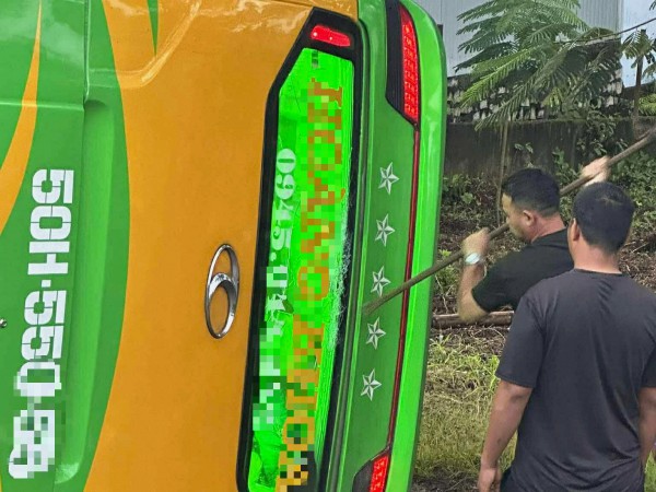 Người dân phá kính cứu người trong xe khách bị lật