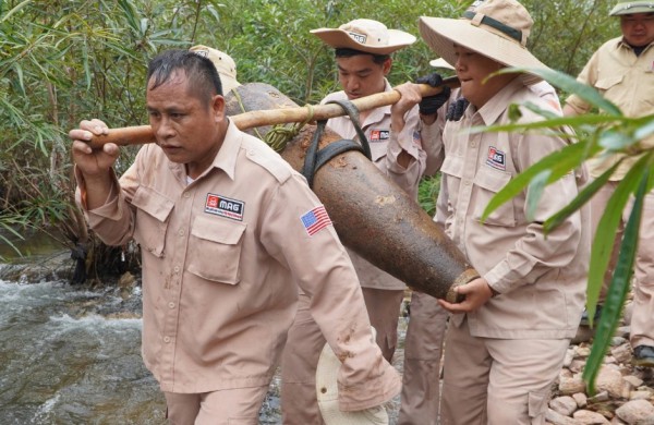 Người dân phát hiện quả bom nặng 241 kg khi đi bắt cá ở Quảng Trị Người dân phát hiện quả bom nặng 241 kg khi đi bắt cá ở Quảng Trị
