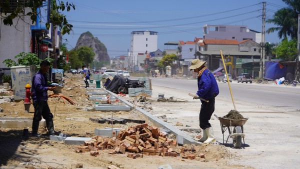 Người dân quay cuồng dưới nắng nóng đặc biệt gay gắt Người dân quay cuồng dưới nắng nóng đặc biệt gay gắt