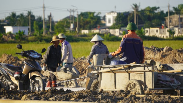 Người dân quay cuồng dưới nắng nóng đặc biệt gay gắt Người dân quay cuồng dưới nắng nóng đặc biệt gay gắt