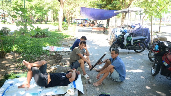 Người dân quay cuồng dưới nắng nóng đặc biệt gay gắt Người dân quay cuồng dưới nắng nóng đặc biệt gay gắt