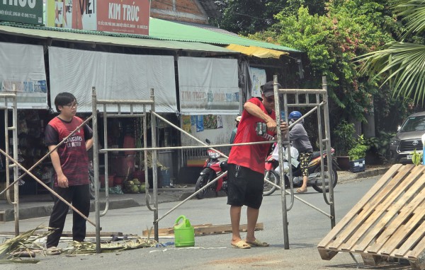 Người dân rào đường vào khu dân cư Phúc Long ở Tây Ninh