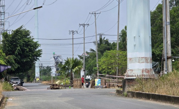 Người dân rào đường vào khu dân cư Phúc Long ở Tây Ninh